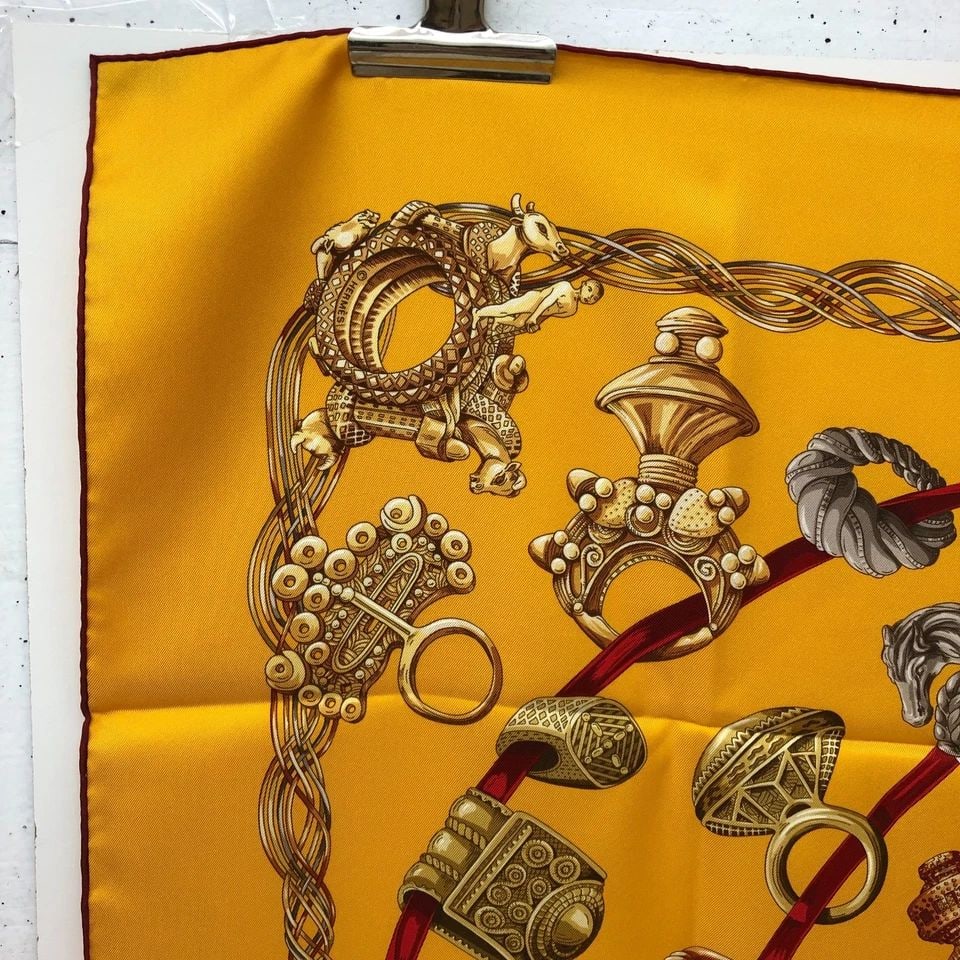 AUTHENTIC HERMES SCARF ALLIANCES DU MONDE 90CM ORANGE FAIVRE 100% SILK CARRE: AUTHENTIC HERMES SCARF ALLIANCES DU MONDE 90CM ORANGE FAIVRE 100% SILK CARRE AUTHENTIC HERMES SCARF ALLIANCES DU MONDE 90CM ORANGE FAIVRE 100% SILK CARRE
