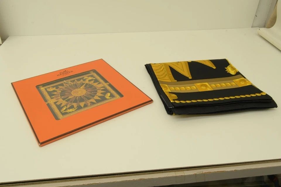 AUTHENTIC HERMES SCARF VINTAGE D'AFRIQUE CUILLERS BLACK 90CM CATY LATHAM SILK (1 of 2)