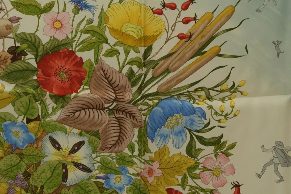 AUTHENTIC GUCCI 100% SILK SCARF FLORAL ORANGE 90CM POND ICE RINK FLOWERS WRAP (1 of 2)