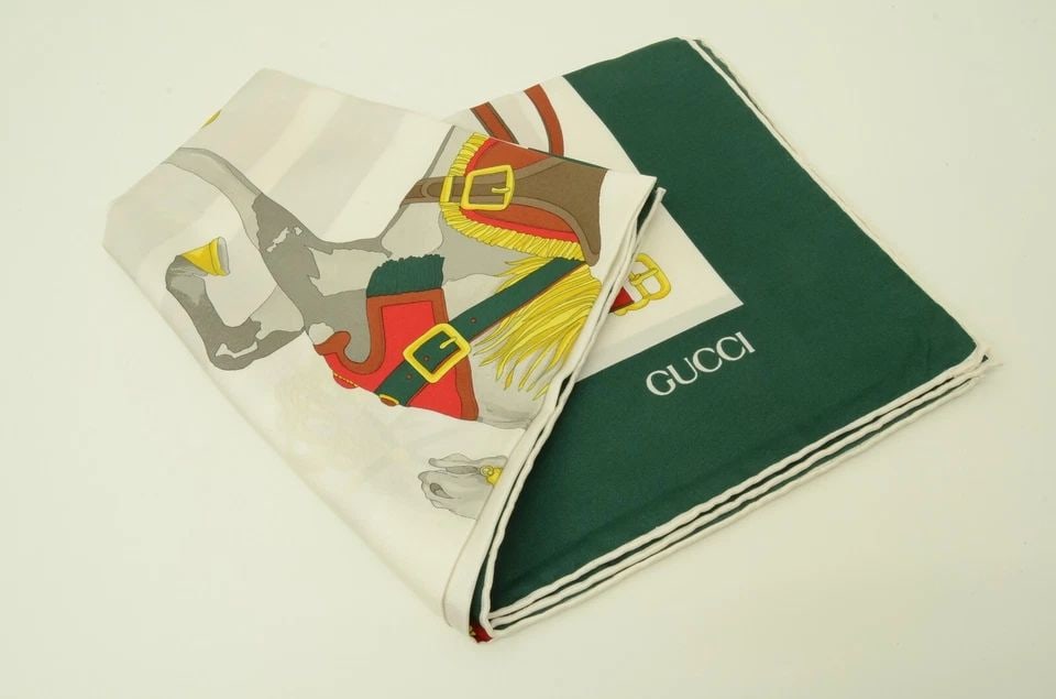 AUTHENTIC GUCCI 100% SILK SCARF GREEN EQUESTRIAN 90CM HORSE BUCKLES RED WHITE (1 of 2)