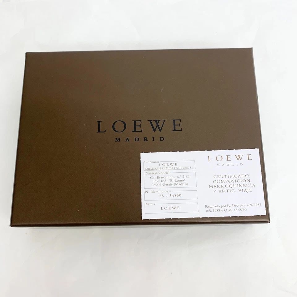 AUTHENTIC LOEWE LEATHER AGENDA BOOK COVER VINTAGE HOME OFFICE ACCESSORY: AUTHENTIC LOEWE LEATHER AGENDA BOOK COVER VINTAGE HOME OFFICE ACCESSORY Loewe Ring Booklet, Planner, Agenda Book Width: 11 cm Height: 14.2 cm No Ink Leather, Gold Plated, Paper Tan Manufactured: Franc
