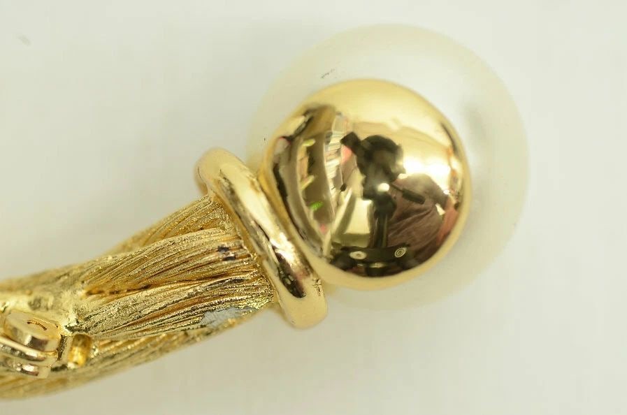 AUTHENTIC CHRISTIAN DIOR ROPE BROOCH GOLD PEARL GP SIGNATURE JEWELRY ACCESSORY: AUTHENTIC CHRISTIAN DIOR ROPE BROOCH GOLD PEARL GP SIGNATURE JEWELRY ACCESSORY Authentic Christian Dior Rope Brooch Gold Pearl GP Signature Jewelry Accessory Authentic Christian Dior Rope Brooch Gold 