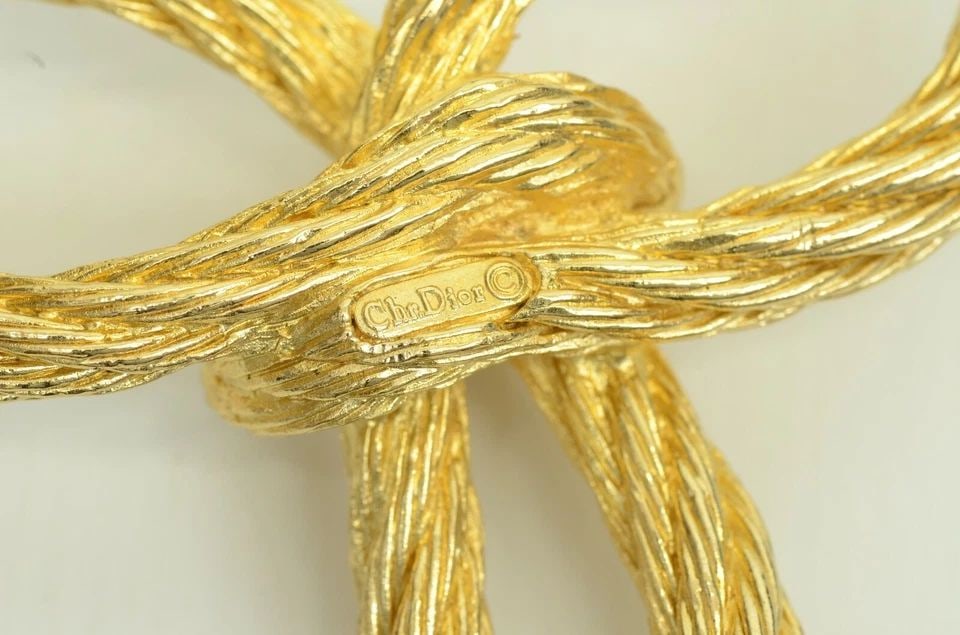 AUTHENTIC CHRISTIAN DIOR PIN GOLD GP RIBBON BROOCH SIGNATURE CLIP ROPE JEWELRY (1 of 2)