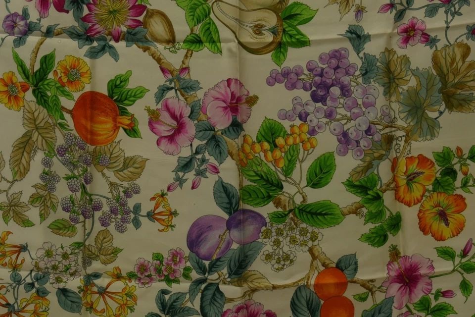 AUTHENTIC GUCCI ACCESSORY COLLECTION SCARF 100% SILK RED FLORAL 90CM FLOWERS: AUTHENTIC GUCCI ACCESSORY COLLECTION SCARF 100% SILK RED FLORAL 90CM FLOWERS Authentic Gucci Accessory Collection Scarf 100% Silk Red Floral 90cm Flowers Authentic Gucci Accessory Collection Scarf 100