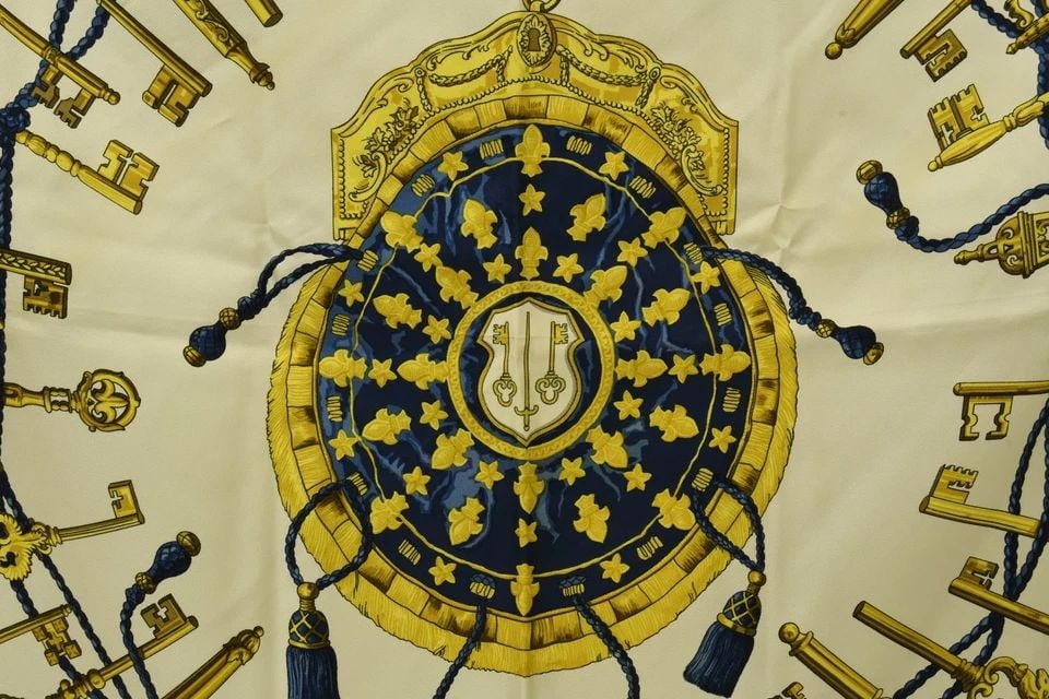 AUTHENTIC HERMES SCARF VINTAGE CLEFS BLUE 90CM CATY LATHAM SILK: AUTHENTIC HERMES SCARF VINTAGE CLEFS BLUE 90CM CATY LATHAM SILK Hermes Clefs Keys Caty Latham Manufactured: France Height: 90cm (35.4 inch) Width: 90cm (35.4 inch) 100% Silk Keys, Fashion Blue, white 