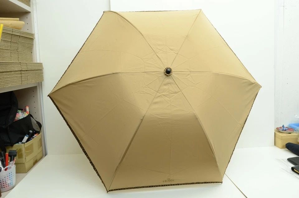 AUTHENTIC FENDI VINTAGE LOGO UMBRELLA BEIGE SIGNATURE EMBLEM COMPACT TRAVEL (1 of 2)