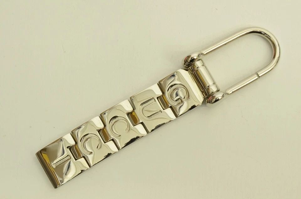 AUTHENTIC GUCCI SILVER PLATED LINK FOLDING LETTER KEYCHAIN ACCESSORY PULL CLIP: AUTHENTIC GUCCI SILVER PLATED LINK FOLDING LETTER KEYCHAIN ACCESSORY PULL CLIP Authentic Gucci Silver Plated Link Folding Letter Keychain Accessory Pull Clip Authentic Gucci Silver Plated Link Folding