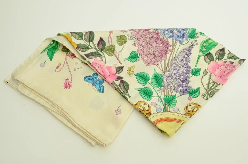 AUTHENTIC GUCCI 100% SILK SCARF WHITE A NORMA DELLA 90CM DAHLIA FLORAL FLOWERS (1 of 2)