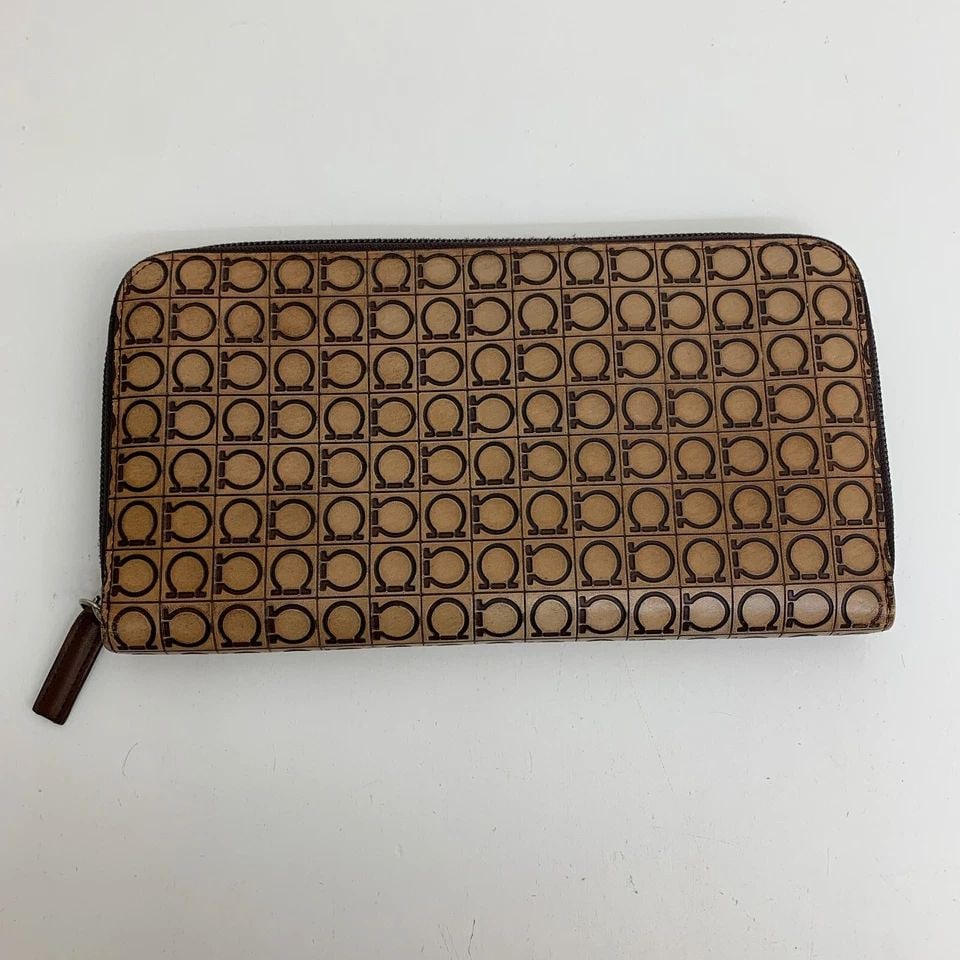 AUTHENTIC SALVATORE FERRAGAMO ZIP CLUTCH WALLET BROWN LEATHER GANCINI LOGO SP: AUTHENTIC SALVATORE FERRAGAMO ZIP CLUTCH WALLET BROWN LEATHER GANCINI LOGO SP Authentic Salvatore Ferragamo Zip Clutch Wallet Brown Leather Gancini Logo SP Salvatore Ferragamo Gancini Logo Zip Closure