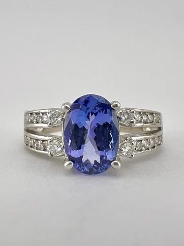 DESIGNER 14K WHITE GOLD OVAL TANZANITE & ROUND DIAMOND SPLIT SHANK RING: DESIGNER 14K WHITE GOLD OVAL TANZANITE & ROUND DIAMOND SPLIT SHANK RING Designer 14k White Gold Oval Tanzanite & Round Diamond Split Shank Ring Size: 8.75 - Can Be Resized Weight is 4.8 Grams on my sc