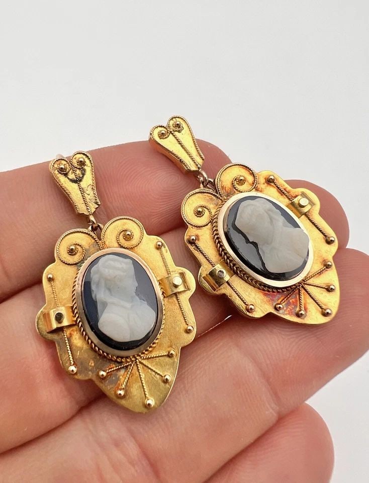 ANTIQUE VICTORIAN ETRUSCAN 14K YELLOW GOLD CARVED HARD STONE CAMEO EARRINGS: ANTIQUE VICTORIAN ETRUSCAN 14K YELLOW GOLD CARVED HARD STONE CAMEO EARRINGS Antique Victorian Etruscan 14k Yellow Gold Carved Hard Stone Cameo Earrings Size: 1 5/8" Tall By 1" Wide Weight is 8.0 Grams