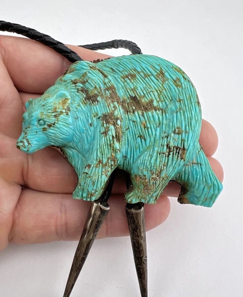 VTG NAVAJO STERLING SILVER HAND CARVED KINGMAN TURQUOISE BEAR BOLO TIE & TIPS: HUGE 92.2g Vtg Navajo Sterling Silver Hand Carved Kingman Turquoise Bear Bolo Tie & Tips Bolo Size: 2" Tall by 2 3/8" Wide Weight is 92.2 Grams on my scale Metal: Sterling Silver Amazing Natural High 