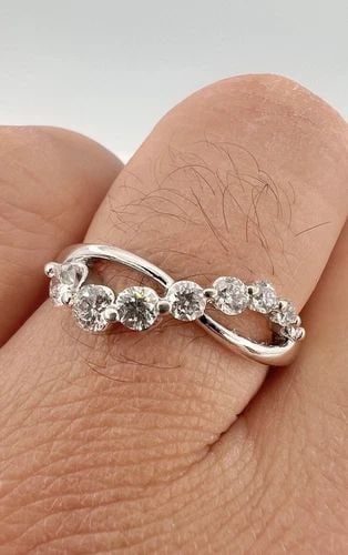 FINE ARYA 14K WHITE GOLD VS .75CT ROUND BRILLIANT DIAMOND JOURNEY INFINITY RING: FINE ARYA 14K WHITE GOLD VS .75CT ROUND BRILLIANT DIAMOND JOURNEY INFINITY RING Designer ARYA 14k White Gold VS .75ct Round Brilliant Diamond Journey Infinity Anniversary Ring Size: 10 - Can Be Resize