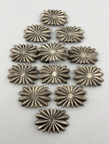 VINTAGE OLD NAVAJO STERLING SILVER DEEP STAMPED REPOUSSÉ 12 CONCHO BELT (1 of 1)