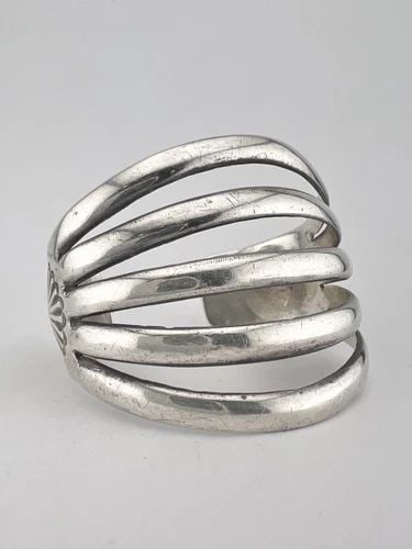 EARLY 1900S NAVAJO COIN SILVER INGOT 5 SPLIT SHANK WIDE CUFF BRACELET 49G: Early 1900s Navajo Coin Silver Ingot 5 Split Shank Wide Cuff Bracelet 49g Cuff is 5" tip to Tip and has a 1" Wide - Slightly Adjustable Gap Cuff Almost 2" Wide In the Center Weight is 49.0 Grams on my