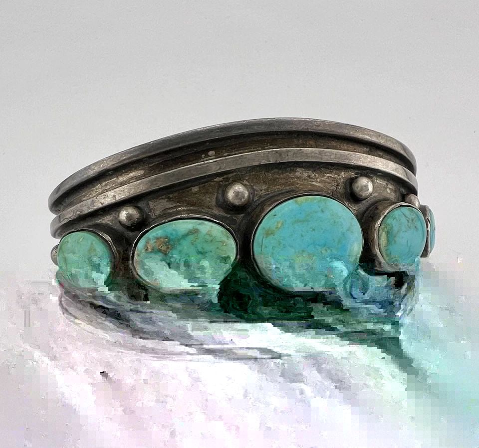 EARLY VTG NAVAJO STERLING SILVER HIGH GRADE FOX TURQUOISE CUFF BRACELET 65.6G: EARLY VTG NAVAJO STERLING SILVER HIGH GRADE FOX TURQUOISE CUFF BRACELET 65.6G Early Vtg Navajo Sterling Silver High Grade Fox Turquoise Cuff Bracelet 65.6g Cuff is Around 5 3/4" tip to Tip and has a O