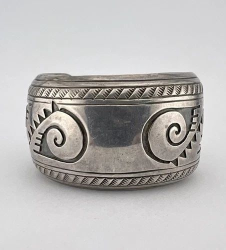 HERBERT CAYATINETO NAVAJO STERLING SILVER OVERLAY 1.5" WIDE CUFF BRACELET 77.5G: HERBERT CAYATINETO NAVAJO STERLING SILVER OVERLAY 1.5" WIDE CUFF BRACELET 77.5G Vtg HERBERT CAYATINETO Navajo Sterling Silver Overlay 1.5" Wide Cuff Bracelet 77.5g Cuff is 5 1/8" tip to Tip and has a 