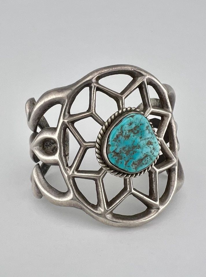 VINTAGE NAVAJO SANDCAST STERLING SILVER KINGMAN TURQUOISE CUFF BRACELET 82.3G (1 of 1)