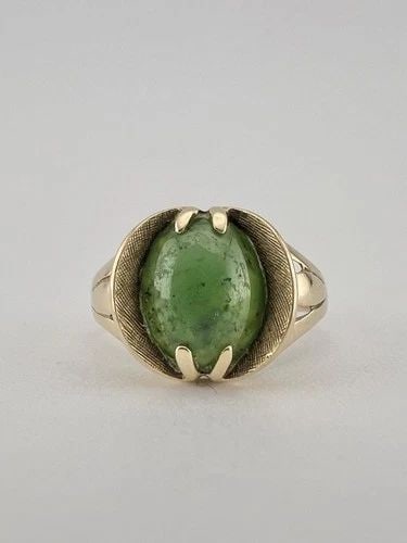 ANTIQUE 10K YELLOW GOLD CABOCHON GREEN NEPHRITE JADE RING: ANTIQUE 10K YELLOW GOLD CABOCHON GREEN NEPHRITE JADE RING Antique 10k Yellow Gold Cabochon Green Nephrite Jade Ring Ring Size: 5.5 - Can Be Sized Without Damaging Weight is 2.7 Grams on My Scale Metal