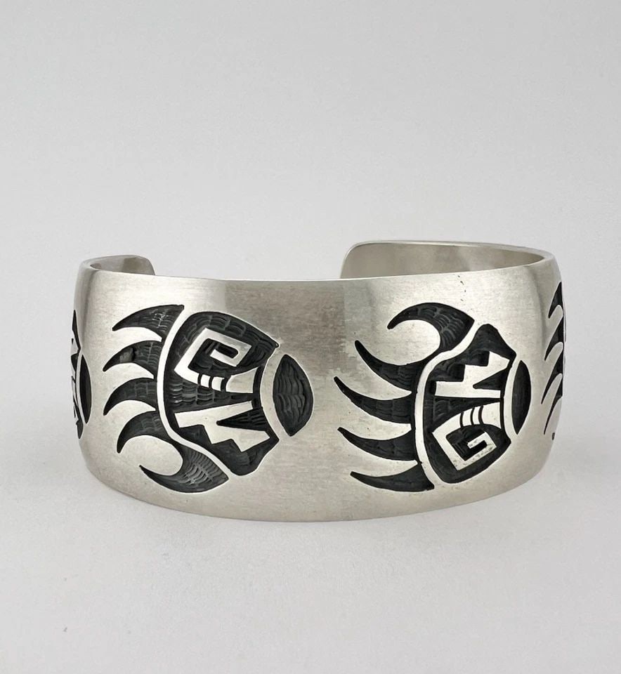 ALDE QUMYINTEWA HOPI STERLING SILVER TRIBAL BEAR PAW OVERLAY CUFF BRACELET 49G: ALDE QUMYINTEWA HOPI STERLING SILVER TRIBAL BEAR PAW OVERLAY CUFF BRACELET 49G Vtg Alde Qumyintewa HOPI Sterling Silver Tribal Bear Paw Overlay Cuff Bracelet 49g Cuff is 5 5/8" tip to Tip and has a 1 