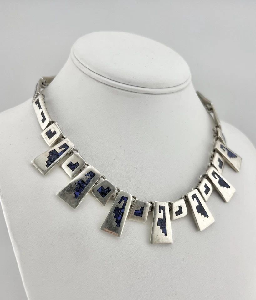 MODERNIST MEXICAN TAXCO STERLING SILVER CHIP LAPIS LAZULI NECKLACE 16"-104.8G: MODERNIST MEXICAN TAXCO STERLING SILVER CHIP LAPIS LAZULI NECKLACE 16"-104.8G Vtg Modernist Mexican Taxco Sterling Silver Crushed Lapis Lazuli Necklace 16." -104.8g Necklace is 16.5" Long Tip To Tip C