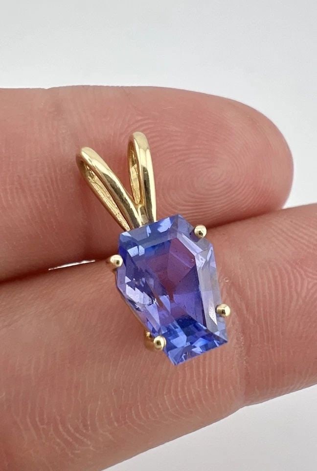 RARE DESIGNER 14K YELLOW GOLD NATURAL COFFIN CASKET CUT TANZANITE PENDANT: RARE DESIGNER 14K YELLOW GOLD NATURAL COFFIN CASKET CUT TANZANITE PENDANT RARE Designer 14k Yellow Gold Natural Coffin Casket Cut Tanzanite Pendant Size: 3/4" Tall with Bail by Over 1/4" Wide In the M