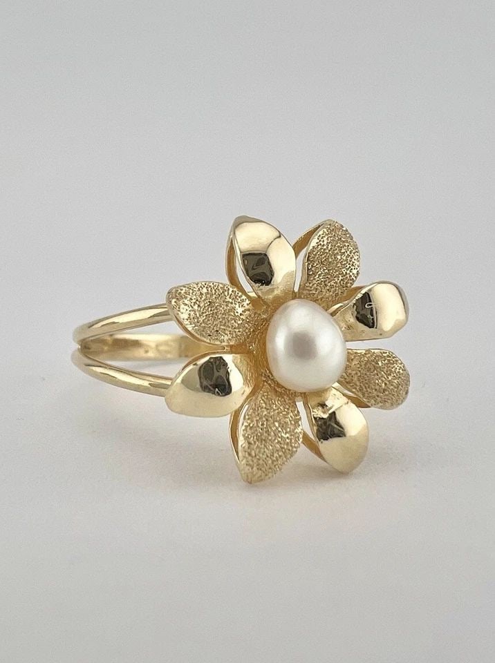DESIGNER 14K YELLOW GOLD BAROQUE PEARL 3D FROSTED FLOWER RING: DESIGNER 14K YELLOW GOLD BAROQUE PEARL 3D FROSTED FLOWER RING Designer 14K Yellow Gold Baroque Pearl 3D Frosted Flower Ring Ring Size: 8.25 - Can Be Resized Total Weight is 2.9 Grams on my Scale Metal