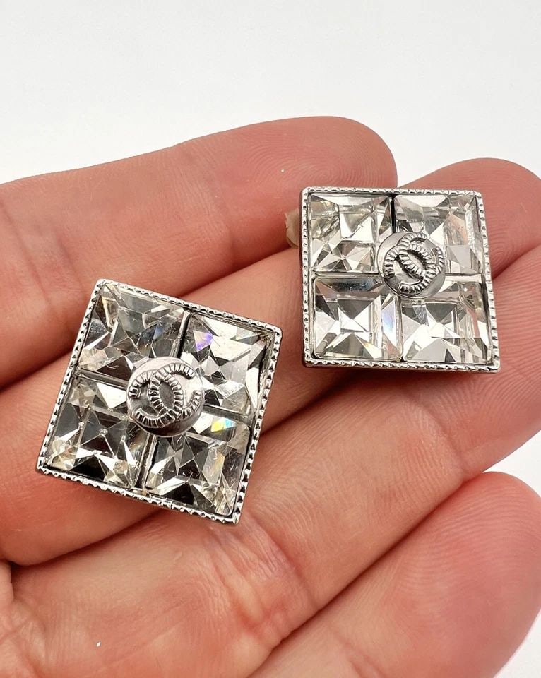 AUTHENTIC CHANEL CC SILVER TONE 14/0 FACETED RHINESTONE SQUARE POST EARRINGS (1 of 1)