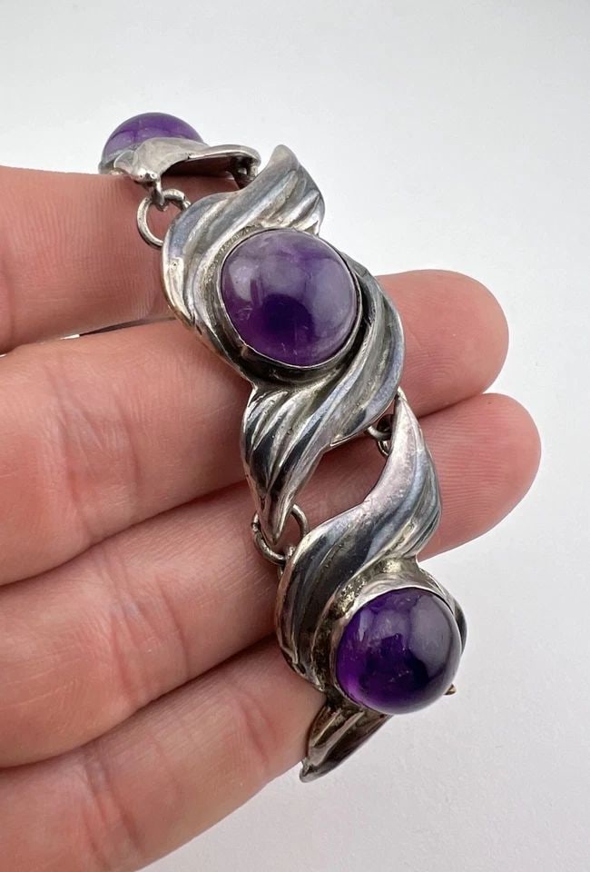 VTG 1940'S MEXICO TAXCO STERLING SILVER AMYTHYST SCROLL LINK HOOK BRACELET 47.9G: VTG 1940'S MEXICO TAXCO STERLING SILVER AMYTHYST SCROLL LINK HOOK BRACELET 47.9G Vtg 1940's Mexico Taxco Sterling Silver Amythyst Scroll Link Hook Bracelet 47.9g Bracelet Size: Around 6 7/8" Tip To Ti