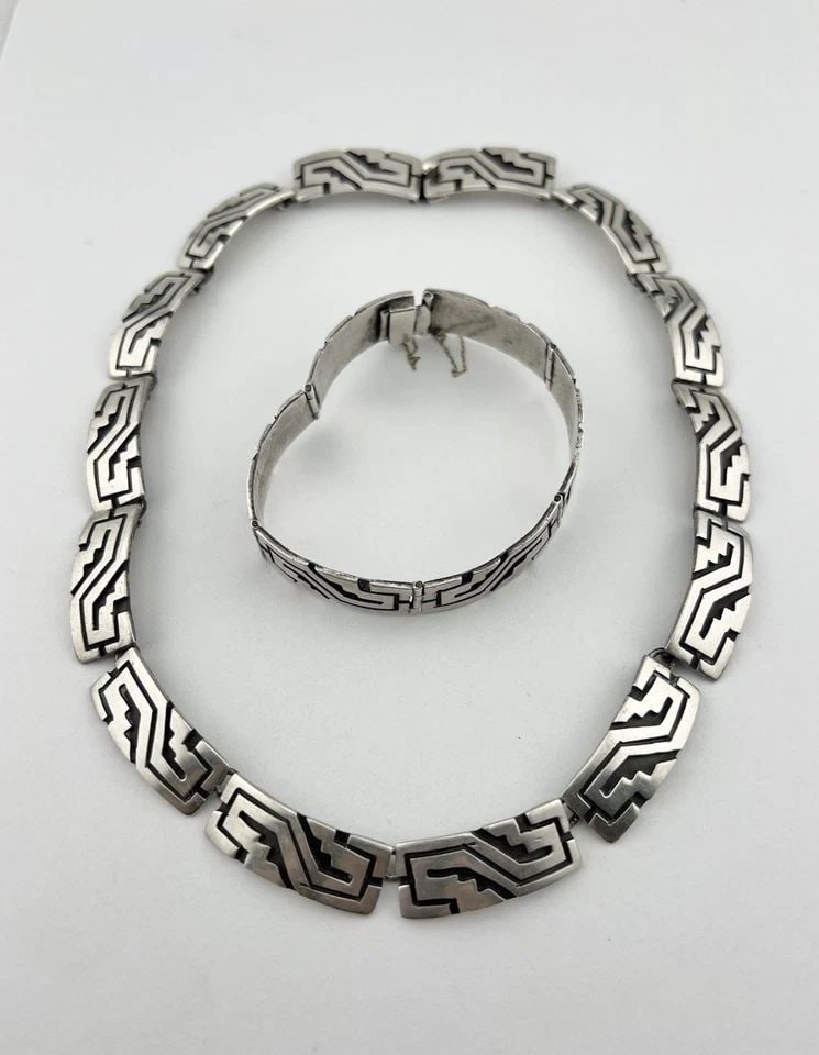 VINTAGE MEXICO TAXCO STERLING SILVER TRIBAL OVERLAY BRACELET NECKLACE SET 104G: VINTAGE MEXICO TAXCO STERLING SILVER TRIBAL OVERLAY BRACELET NECKLACE SET 104G Vintage Mexico Taxco Sterling Silver Tribal Overlay Bracelet Necklace Set 104g Necklace Size: 17" Long By 1/2" Wide Brace