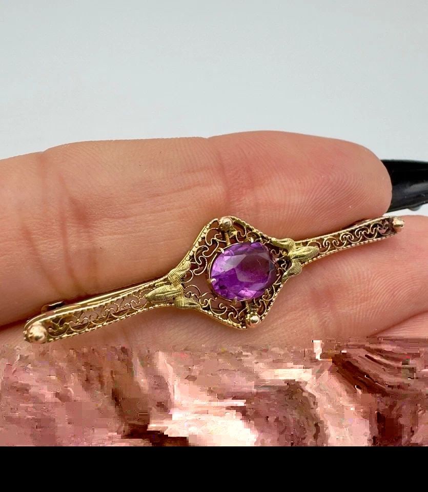 ANTIQUE ART DECO 10K YELLOW GOLD AMETHYST FILIGREE PIN BROOCH 1 7/8": ANTIQUE ART DECO 10K YELLOW GOLD AMETHYST FILIGREE PIN BROOCH 1 7/8" Antique Art Deco 10k Yellow Gold Amethyst Filigree Pin Brooch 1 7/8" Size: 1 7/8" Wide By 1/2" Tall Metal: 10k Yellow Gold - Tested