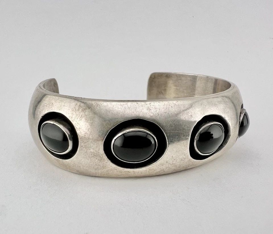 VTG RICHARD LONG SR NAVAJO STERLING SILVER BLACK ONYX SHADOWBOX CUFF BRACELET: Vtg Richard Long Sr Navajo Sterling Silver Black Onyx Shadowbox Cuff Bracelet Cuff is 5 1/4" tip to Tip and has a 1 1/2" Wide Gap Cuff Is Over 3/4" Wide In the Center Weight is 55.4 Grams on my scale 