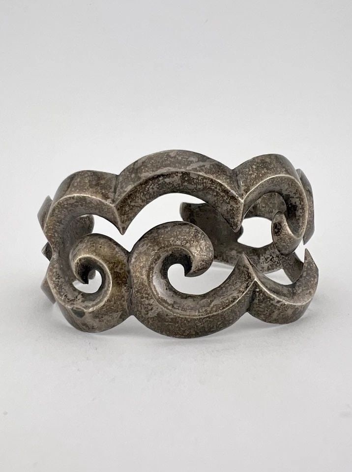 VTG NAVAJO SANDCAST STERLING SILVER INGOT SWIRL DESIGN WOMEN'S CUFF BRACELET: VTG NAVAJO SANDCAST STERLING SILVER INGOT SWIRL DESIGN WOMEN'S CUFF BRACELET Vtg Navajo Sandcast Sterling Silver Ingot Swirl Design Women's Cuff Bracelet Cuff is 5 1/4" tip to Tip and has a 1" Wide Ga