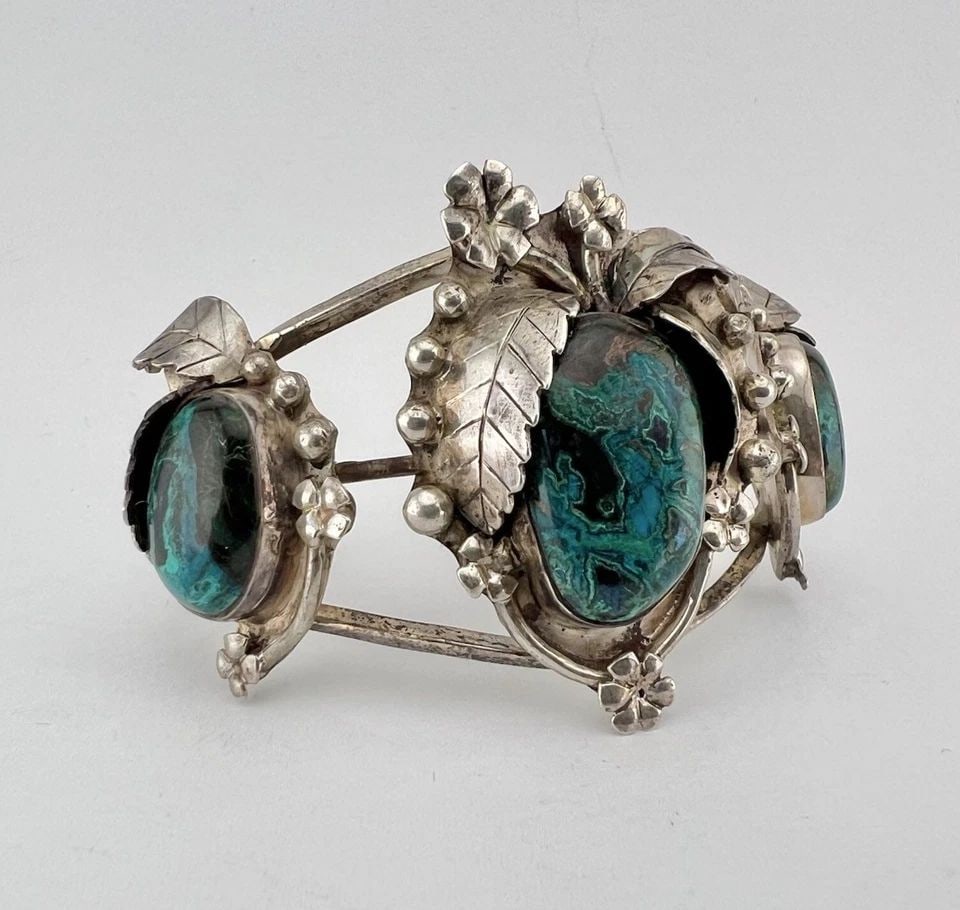 VTG NAVAJO STERLING SILVER NATURAL CHRYSOCOLLA 3D FLORAL STAMPED CUFF BRACELET: VTG NAVAJO STERLING SILVER NATURAL CHRYSOCOLLA 3D FLORAL STAMPED CUFF BRACELET Vtg Navajo Sterling Silver Natural Chrysocolla 3D Floral Stamped Cuff Bracelet Cuff is 5" tip to Tip and has a 1 1/8" Wid