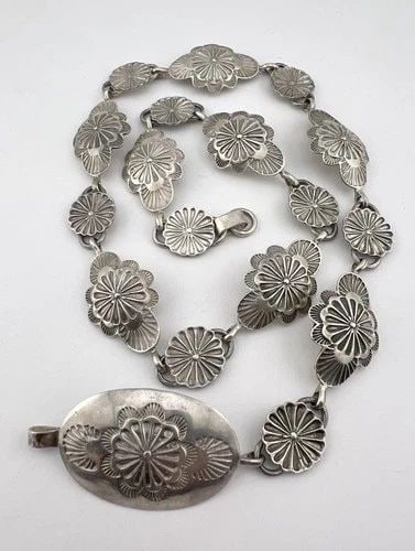 HEAVY VTG 66G NAVAJO STERLING SILVER DETAILED HAND STAMPED CONCHO LINK HAT BAND: HEAVY VTG 66G NAVAJO STERLING SILVER DETAILED HAND STAMPED CONCHO LINK HAT BAND HEAVY Vtg 66g NAVAJO Sterling Silver Detailed Hand Stamped Concho Link Hat Band Size: 23.75" Long tip To Tip Small Conch