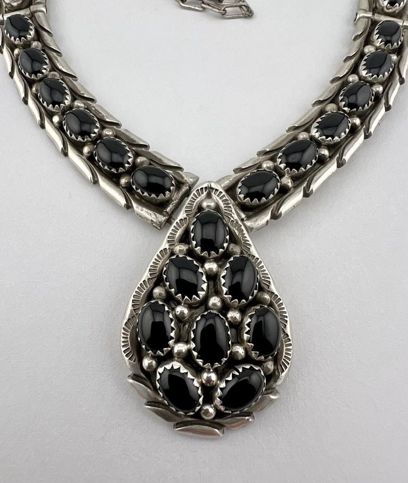 VINTAGE NAVAJO STERLING SILVER BLACK ONYX CLUSTER COLLAR DANGLE NECKLACE 43.5G: Vintage Navajo Sterling Silver Black Onyx Cluster Collar Dangle Necklace 43.5g MEASUREMENTS: Necklace measures 17 1/2" Tip To tip - Adjustable Center Pendant is 1 1/2" Tall by 1" Wide WEIGHT: 43.5 gra