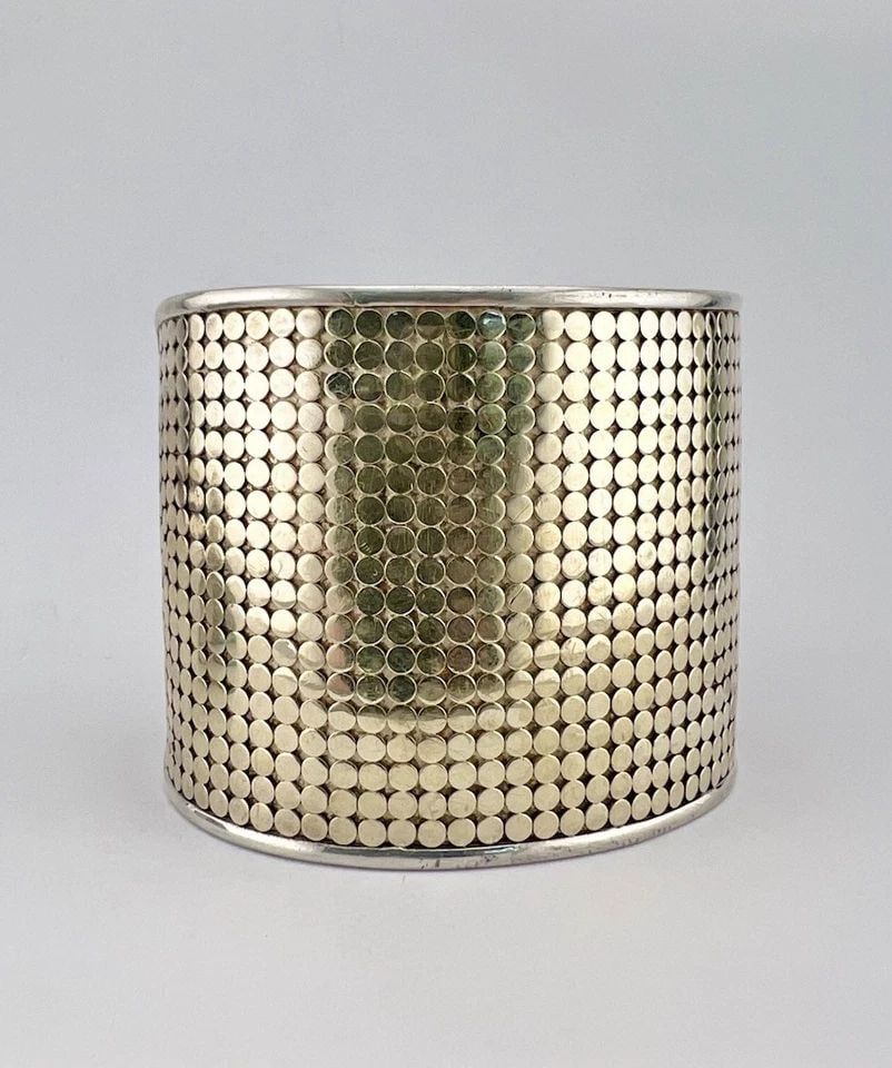 ANNA BECK 925 STERLING SILVER 18K GOLD CLASSIC DOT 2" WIDE CUFF BRACELET: ANNA BECK 925 STERLING SILVER 18K GOLD CLASSIC DOT 2" WIDE CUFF BRACELET Designer Anna Beck 925 Sterling Silver 18K Gold Classic Dot 2" Wide Cuff Bracelet Cuff is 5 3/8" tip to Tip and has a 1 1/4" Wi