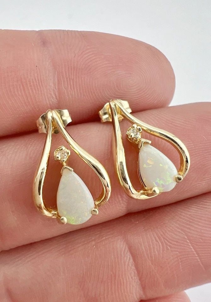 VTG 14K YELLOW GOLD AUSTRALIAN FIRE BOULDER OPAL & DIAMOND POST STUD EARRINGS: VTG 14K YELLOW GOLD AUSTRALIAN FIRE BOULDER OPAL & DIAMOND POST STUD EARRINGS Vtg 14k Yellow Gold Australian Fire Boulder Opal & Diamond Post Stud Earrings Size: 5/8" Tall by Just Under 1/2" Wide Weig