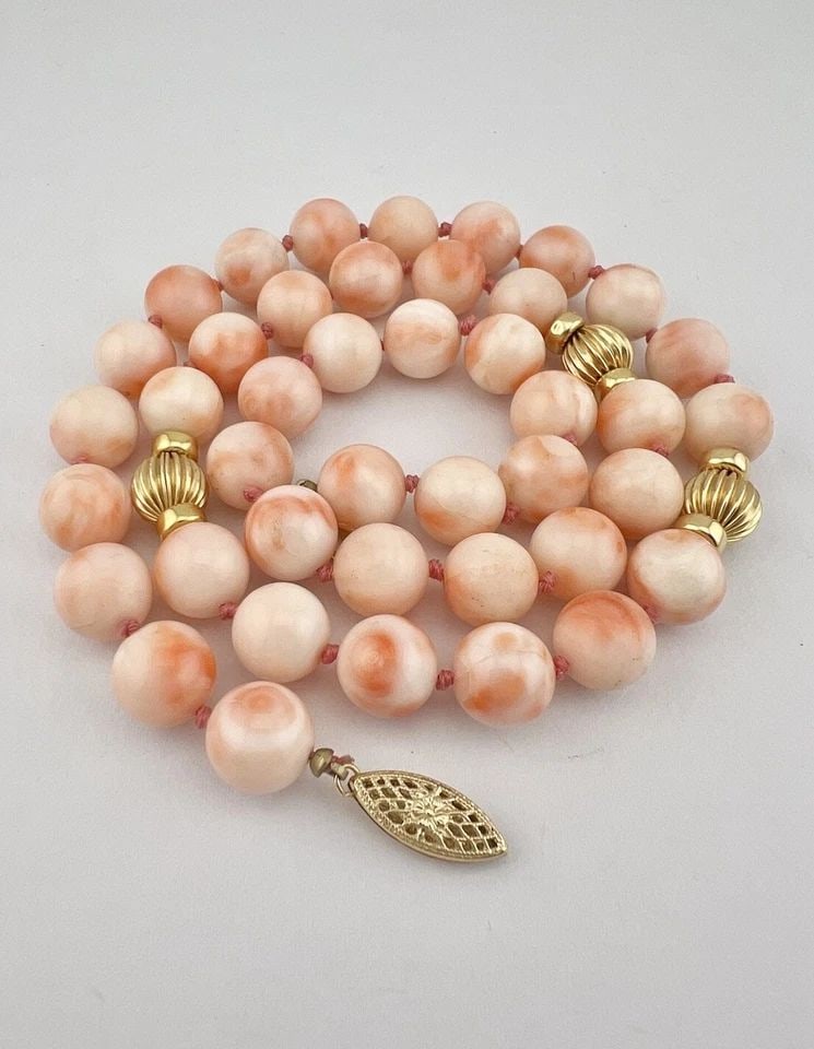 VINTAGE 14K GOLD NATURAL 9MM ANGEL SKIN CORAL BALL BEAD KNOTTED NECKLACE 19.5": VINTAGE 14K GOLD NATURAL 9MM ANGEL SKIN CORAL BALL BEAD KNOTTED NECKLACE 19.5" Vintage 14k Gold Natural 9mm Angel Skin Coral Ball Bead Knotted Necklace 19.5" Necklace is 19 1/2" Long Necklace has Amaz