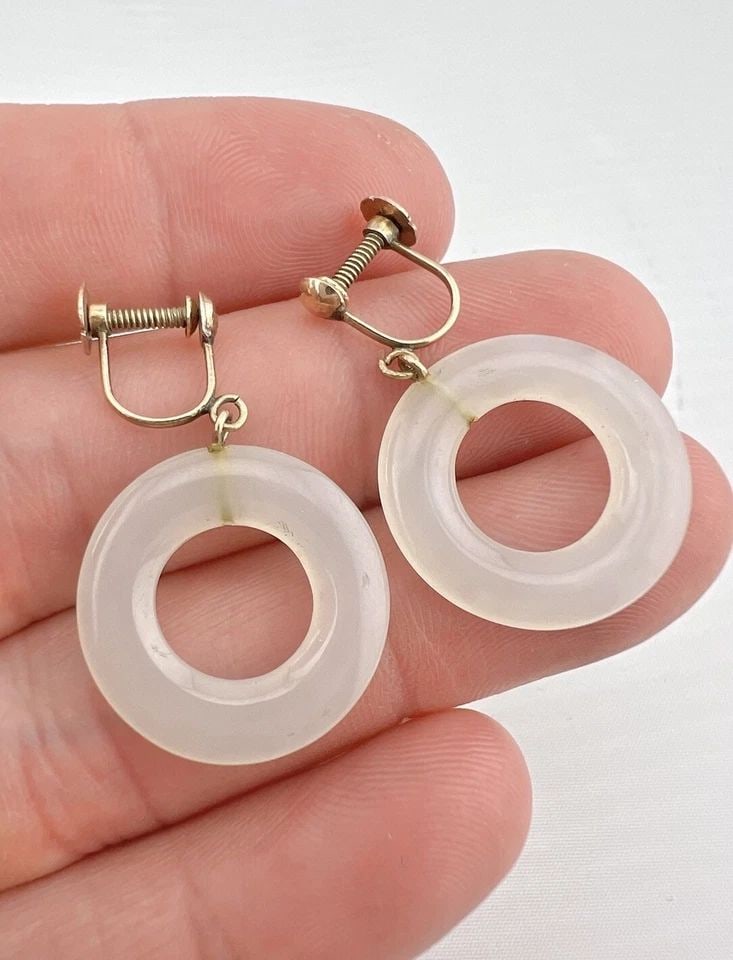 VTG CHINESE 10K YELLOW GOLD TRANSLUCENT WHITE JADE ROUND DISK DANGLE EARRINGS: VTG CHINESE 10K YELLOW GOLD TRANSLUCENT WHITE JADE ROUND DISK DANGLE EARRINGS Vtg Chinese 10k Yellow Gold Translucent White Jade Round Disk Dangle Earrings Size: 1 1/4" Tall By 7/8" Wide Weight is 4.1