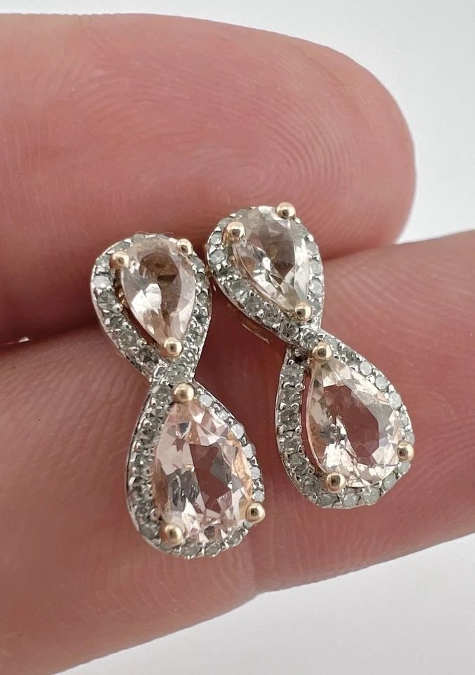 DESIGNER 10K ROSE GOLD PEAR CUT PINK MORGANITE & DIAMOND HALO POST STUD EARRINGS: DESIGNER 10K ROSE GOLD PEAR CUT PINK MORGANITE & DIAMOND HALO POST STUD EARRINGS Designer 10k Rose Gold Pear Cut Pink Morganite & Diamond Halo Post Stud Earrings Size: 5/8" (14.5mm) Tall by 1/4" (6mm)