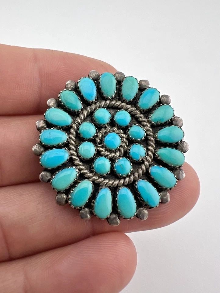 VINTAGE JR ZUNI STERLING SILVER TURQUOISE ROUND CLUSTER BROOCH PENDANT 1 3/8": Vintage JR Zuni Sterling Silver Turquoise Round Cluster Brooch Pendant 1 3/8" Size: 1 3/8" Tall & Wide Weight is 10.0 Grams on my scale Test Positive For Sterling Silver Amazing Natural Vivid High Gra