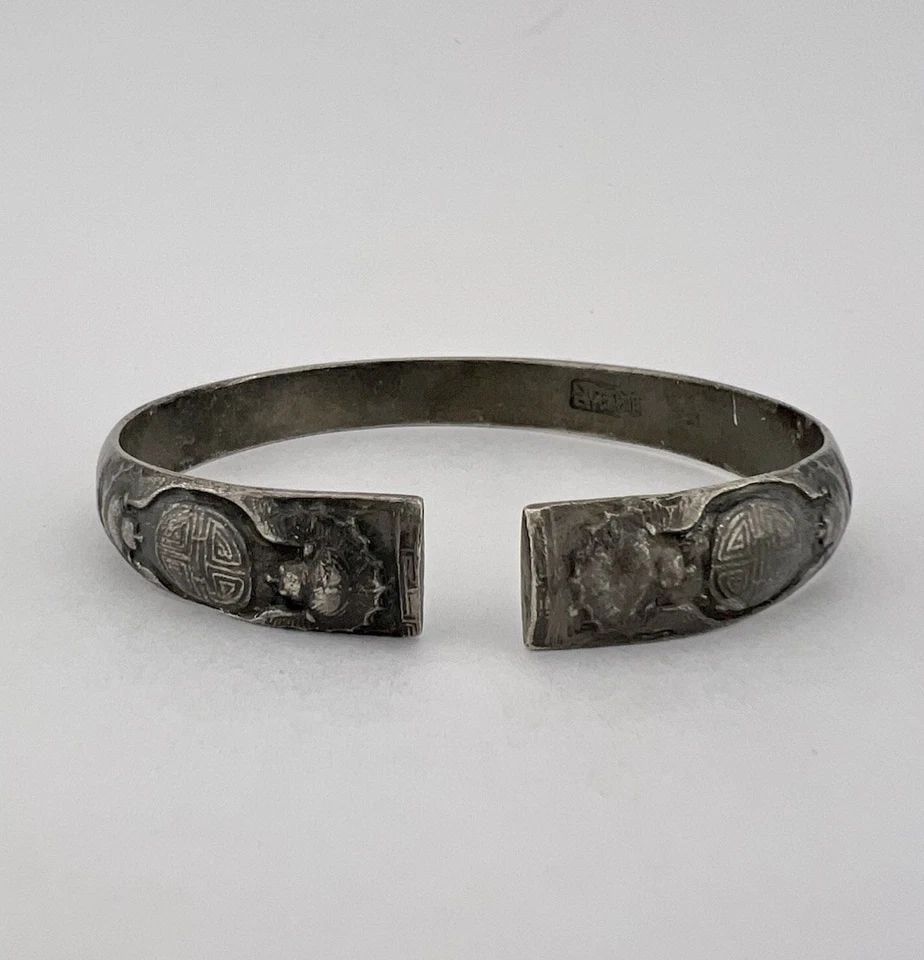 ANTIQUE OLD CHINESE EXPORT SILVER FLORAL & BAT ENGRAVED SIGNED CUFF BRACELET 37G: Antique OLD Chinese Export Silver Floral & BAT Engraved Signed Cuff Bracelet 37g Metal: Sterling Silver / Silver Weight is 37.0 Grams on my scale Bracelet Size Is Around 7 3/8" Around Inside by 11mm W
