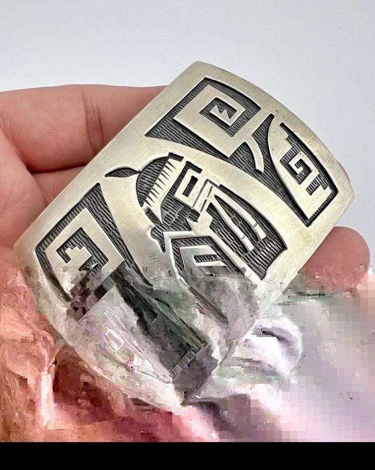 VTG HOPI STERLING SILVER MUDMAN KACHINA FEATHER OVERLAY BELT BUCKLE 3" -42.8G: VTG HOPI STERLING SILVER MUDMAN KACHINA FEATHER OVERLAY BELT BUCKLE 3" -42.8G Vtg Hopi Sterling Silver Mudman Kachina Feather Overlay Belt Buckle 3" -42.8g Size: About 3" Wide By 2" Tall Weight is 42.