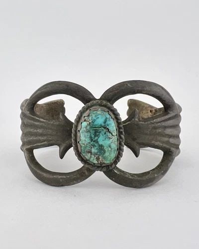 VINTAGE NAVAJO SANDCAST STERLING SILVER WEBBED TURQUOISE CUFF BRACELET 59.1G: VINTAGE NAVAJO SANDCAST STERLING SILVER WEBBED TURQUOISE CUFF BRACELET 59.1G Vintage Navajo Sandcast Sterling Silver Webbed Turquoise Cuff Bracelet 59.1g Cuff is 4 1/2" tip to Tip and has a 1 1/2" Wid