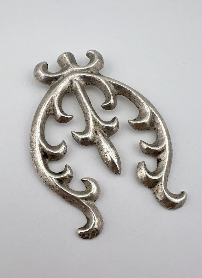 HUGE 3.25" VINTAGE NAVAJO SANDCAST STERLING SILVER NAJA HOOK PENDANT - 44G: HUGE 3.25" Vintage Navajo Sandcast Sterling Silver NAJA Hook Pendant - 44g Size: 3 1/4" Tall By 2 1/4" Wide Metal: Sterling Silver Weight is 44.0 Grams on my scale Amazing Sandcast Naja Design Hook St