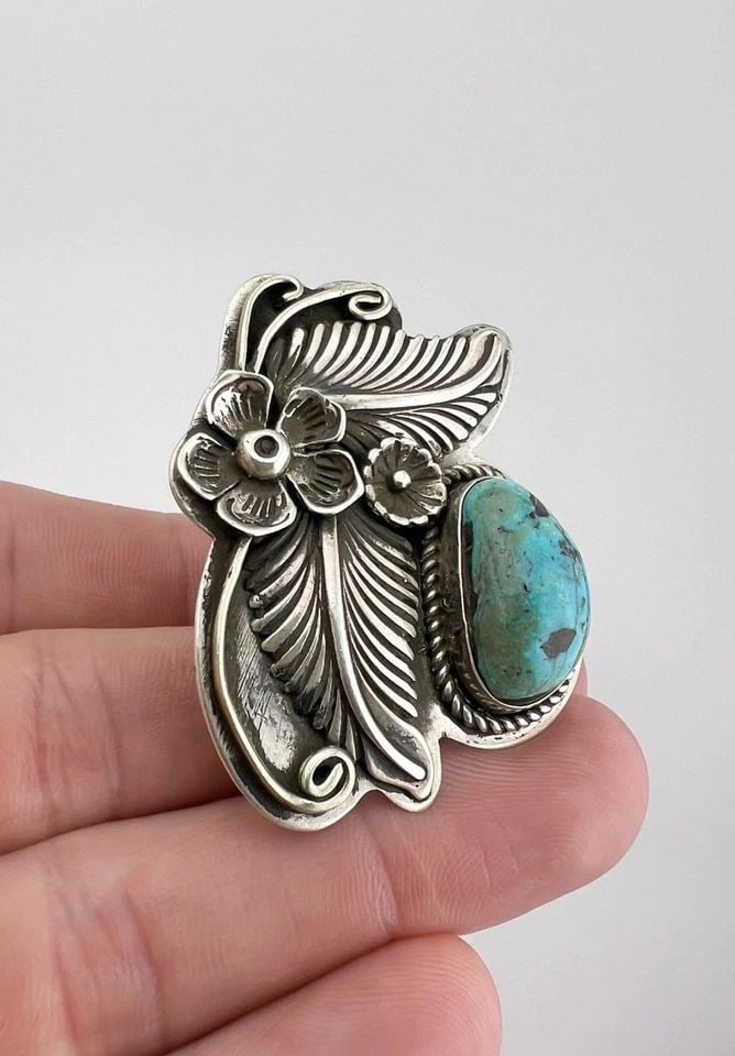 MASSIVE 2" VTG NAVAJO STERLING SILVER KINGMAN TURQUOISE STAMPED RING 26G: MASSIVE 2" Vtg Navajo Sterling Silver Kingman Turquoise Stamped Ring 26g Ring Size: 8 - Can Be Re Sized Weight is 26.0 Grams on my scale Metal: Sterling Silver Face Of The Ring is 2 1/8" Tall In the C