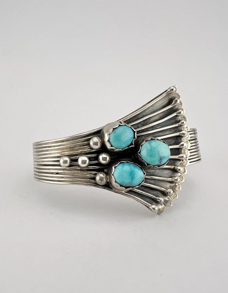 VTG NAVAJO STERLING SILVER BIRDSEYE KINGMAN TURQUOISE STAMPED FAN CUFF BRACELET: Vtg Navajo Sterling Silver Birdseye Kingman Turquoise Stamped Fan Cuff Bracelet Cuff is 5 3/8" tip to Tip and has a 1 1/4" Wide Adjustable Gap Cuff Is 1 5/8" Wide In the Center Weight is 34.6 Grams on