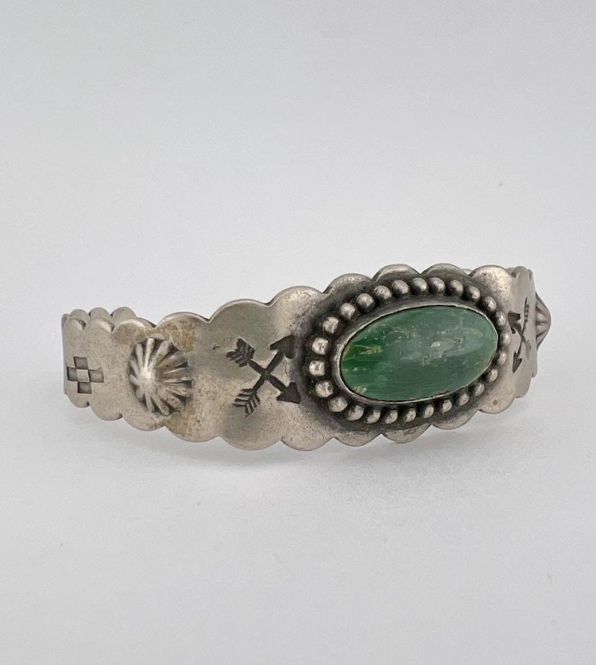 OLD 1950'S FRED HARVEY NAVAJO STERLING TURQUOISE STAMPED ARROW CUFF BRACELET: OLD 1950's Fred Harvey Navajo Sterling Turquoise Stamped Arrow Cuff Bracelet Cuff is 5 1/8" tip to Tip and has an a 1 1/4" Wide Adjustable Gap Cuff Is 3/4" Wide in the Center Weight is 20.0 Grams on m