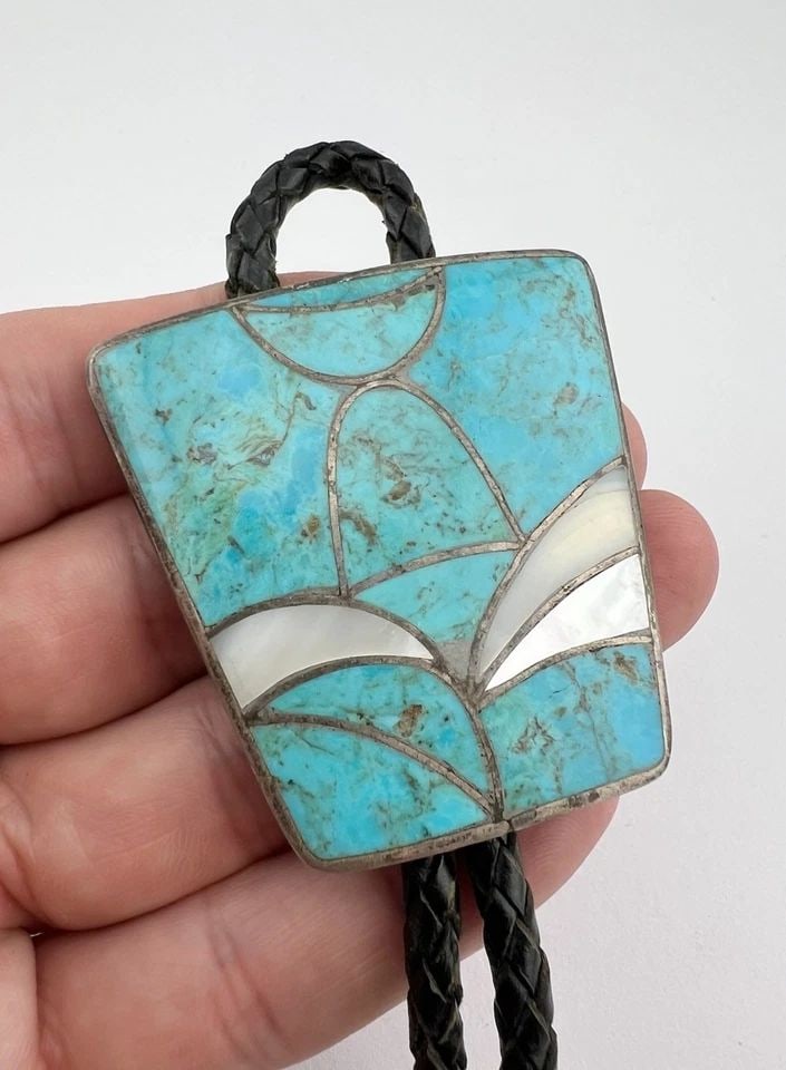 VTG N.LEE NAVAJO STERLING SILVER FLUSH TURQUOISE & MOTHER OF PEARL BOLO TIE 2": VTG N.LEE NAVAJO STERLING SILVER FLUSH TURQUOISE & MOTHER OF PEARL BOLO TIE 2" Vtg N.Lee Navajo Sterling Silver Flush Turquoise & Mother of Pearl Bolo Tie 2" Size: 2" Tall by 2" Wide at the Top Weight